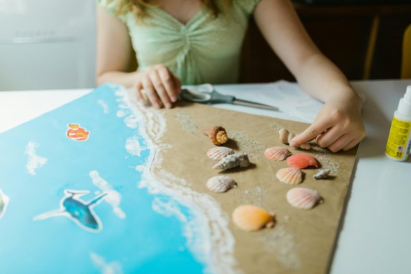 Quelle croisière propose des ateliers de peinture sur coquillages avec des artistes locaux?